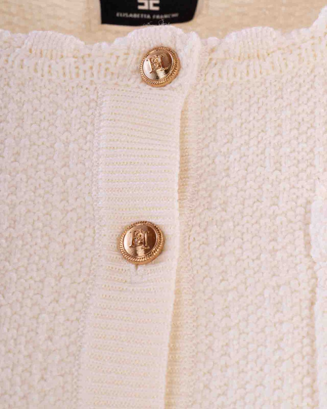shop ELISABETTA FRANCHI  Maglia: Elisabetta Franchi cardigan in maglia multitasca.
Cardigan in misto lana, tessitura punto fantasia, con maniche a 3/4. 
È caratterizzato da applicate e bottoni logo in metallo dorato.
Bottoni in metallo dorato.
Composizione: 48%Lana 48%Acrilico 04%Poliammide.
Fabbricato in Italia.. MK23S37E2-193 number 666400